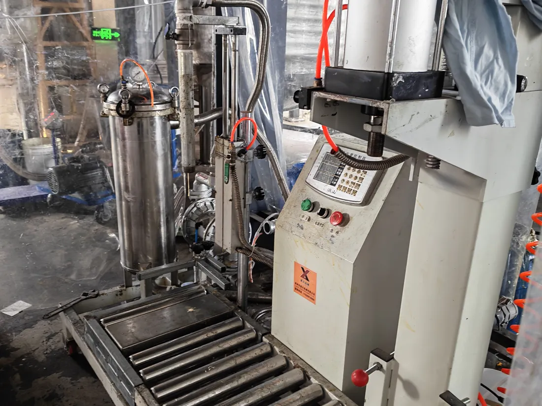 Production equipment in the Xinbang adhesive workshop