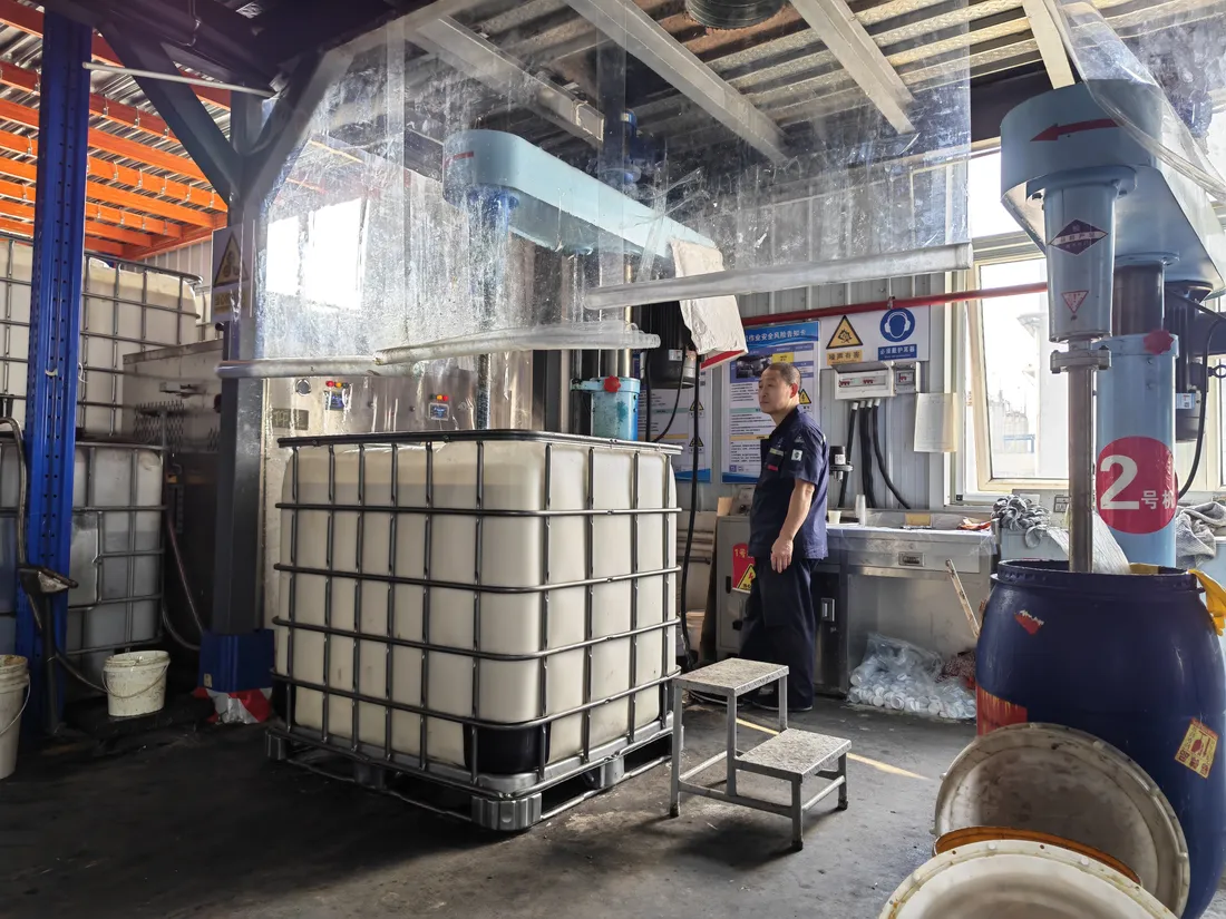 Production equipment in the Xinbang adhesive workshop