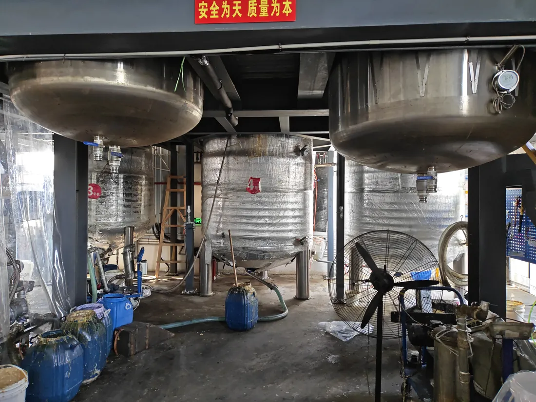 Production equipment in the Xinbang adhesive workshop