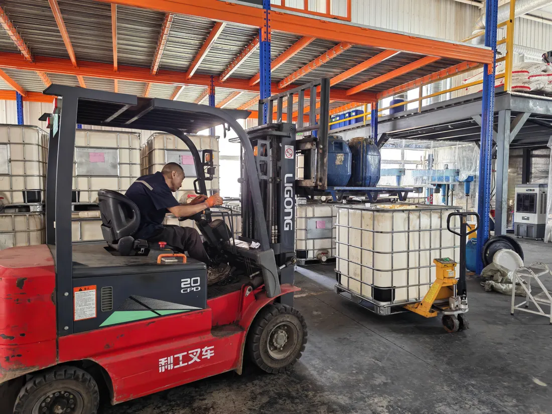 Production equipment in the Xinbang adhesive workshop